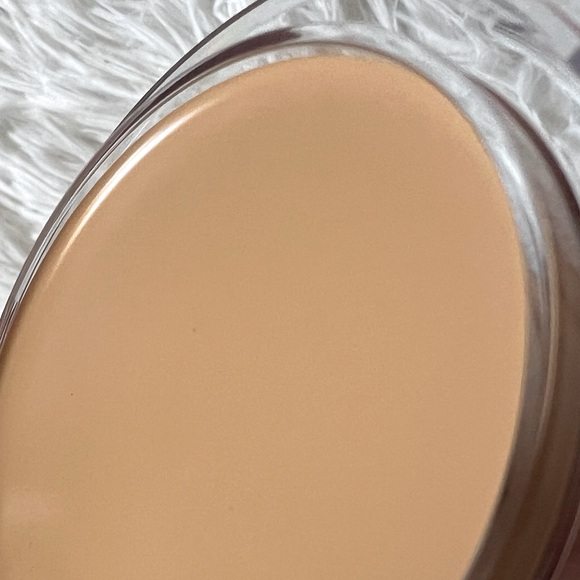 KVD Good Apple Lightweight Foundation shade 042 medium with warm undertones - Picture 6 of 9